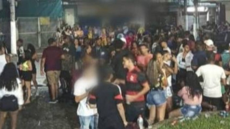 PM usa bombas para dispersar bloco clandestino de carnaval no RJ; veja o vídeo