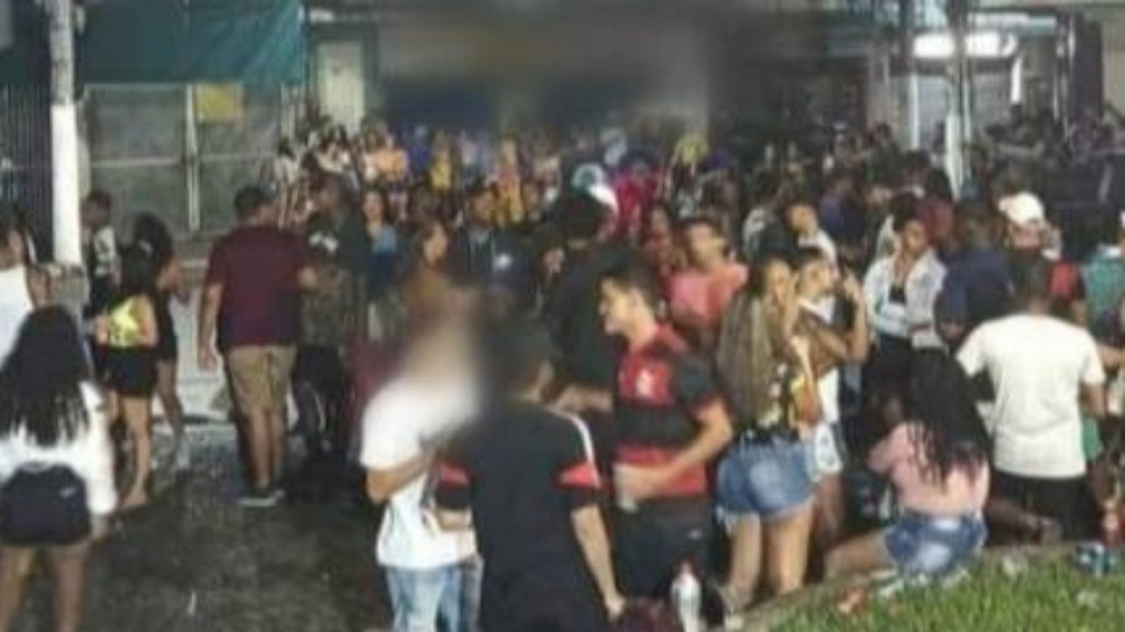 PM usa bombas para dispersar bloco clandestino de carnaval no RJ; veja o vídeo