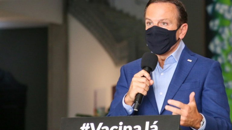 Doria aprova lei que prevê multa de até R$ 98 mil para 'fura-fila' na vacinação