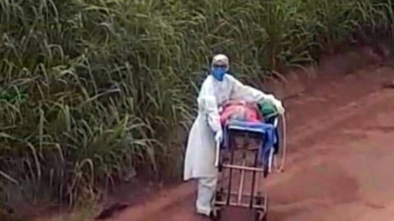 Enfermeiro empurra maca com paciente de Covid-19 por 2 km na Transamazônica