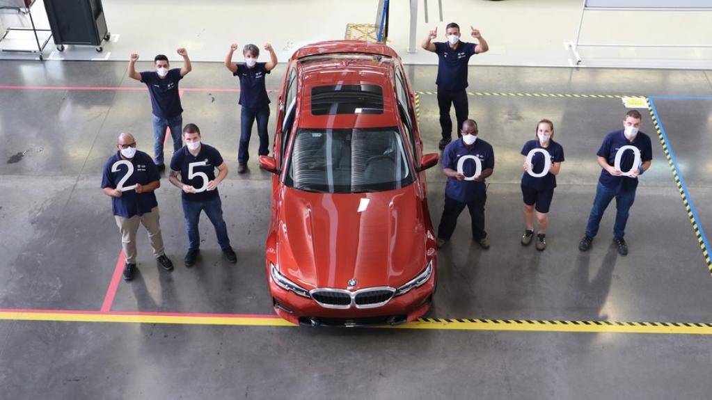 BMW faz sedã da Série 3 número 25 mil na fábrica em Santa Catarina