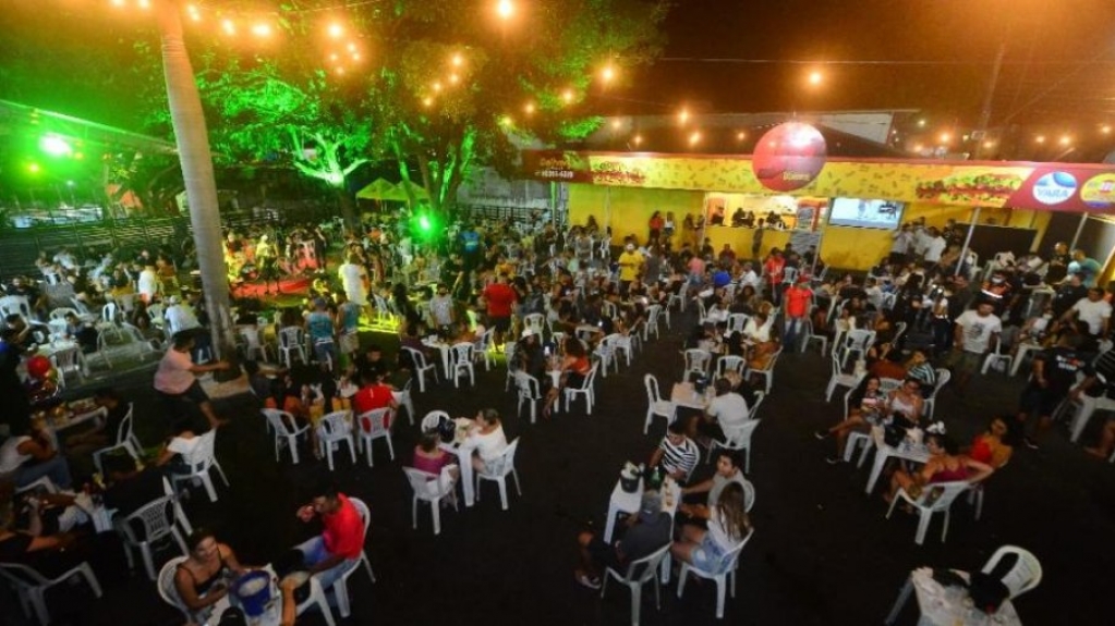 Feriadão começa com festas e bares lotados no Rio, apesar de pandemia Feriadão começa com festas e bares lotados no Rio, apesar de pandemia