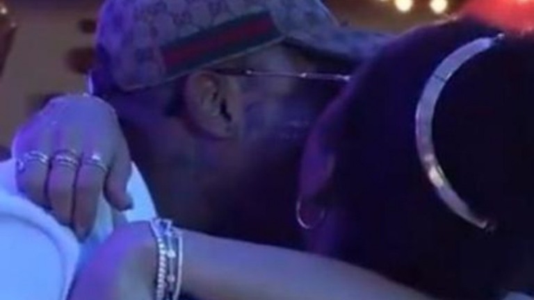 'Ilhados': Anitta troca beijo triplo em festa