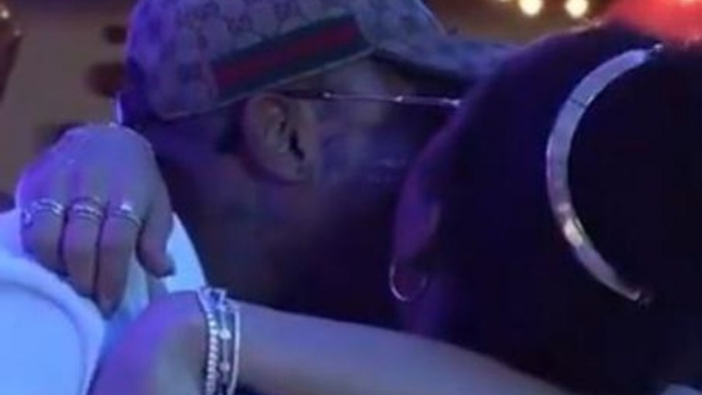 'Ilhados': Anitta troca beijo triplo em festa 'Ilhados': Anitta troca beijo triplo em festa