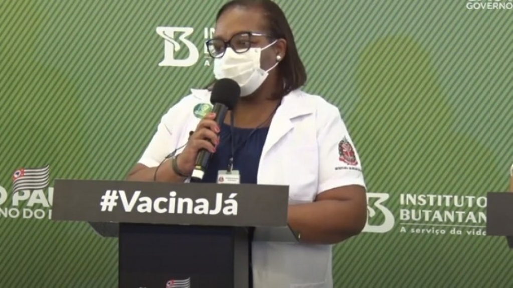 Primeira vacinada do Brasil diz que é reconhecida na rua: "muito feliz" Primeira vacinada do Brasil diz que é reconhecida na rua: "muito feliz"