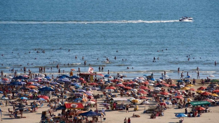 Litoral de SP: domingo de carnaval tem praias lotadas e banhistas sem máscara