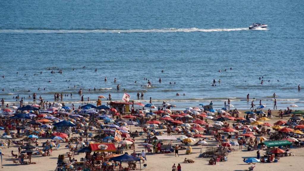 Litoral de SP: domingo de carnaval tem praias lotadas e banhistas sem máscara Litoral de SP: domingo de carnaval tem praias lotadas e banhistas sem máscara