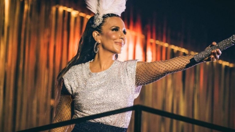 Em live, Ivete Sangalo pede para "deixar armas" e "trazer ciência"