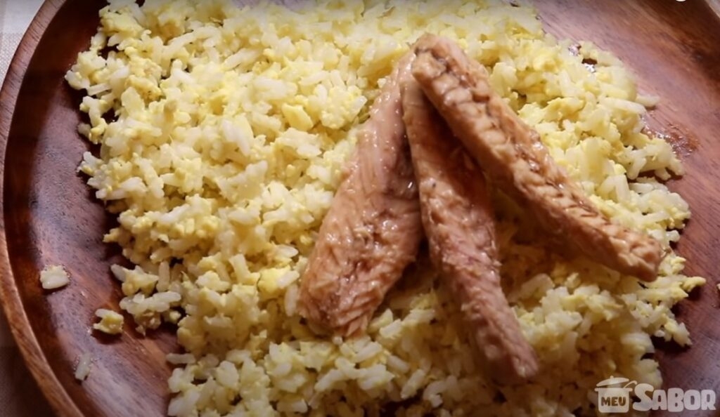 Aprenda fazer um delicioso arroz frito com atum e substitua a carne por peixe em suas refeições!