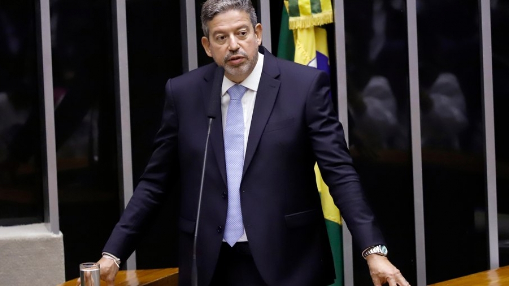 Lira defende decretos armamentistas de Bolsonaro: "Não extrapolou limites" Lira defende decretos armamentistas de Bolsonaro: "Não extrapolou limites"