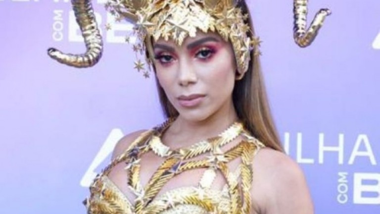 Anitta esquece letra de música com Projota e diz: "É porque ele tá no BBB"
