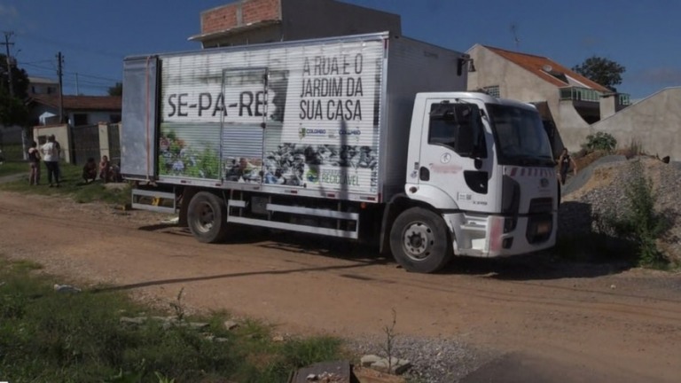 Caminhão em marcha à ré atropela e mata idosa de 71 anos