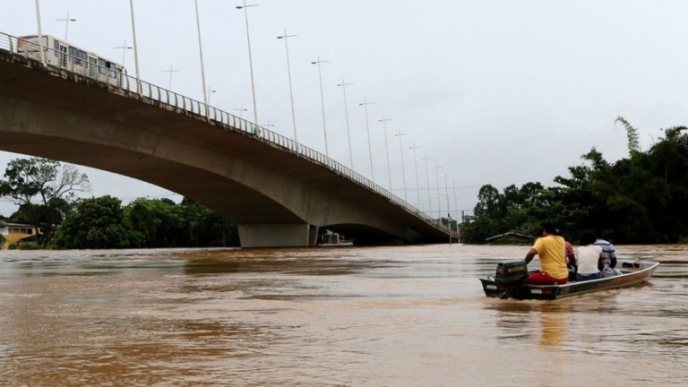 Rio Acre transborda e famílias ficam desalojadas em Rio Branco