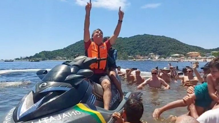 Sem máscara, Bolsonaro cumprimenta apoiadores em praia de Santa Catarina; veja