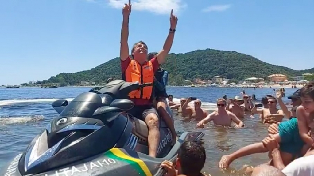 Sem máscara, Bolsonaro cumprimenta apoiadores em praia de Santa Catarina; veja Sem máscara, Bolsonaro cumprimenta apoiadores em praia de Santa Catarina; veja