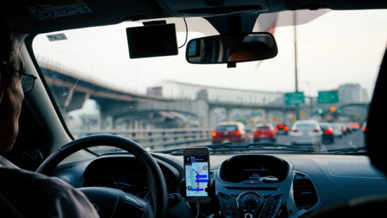 Passageira salta de carro em movimento por não ter dinheiro para pagar corrida