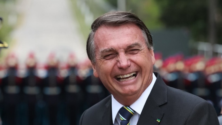 Bolsonaro diz que o certo é acabar com alguns jornais: "fábricas de fake news"