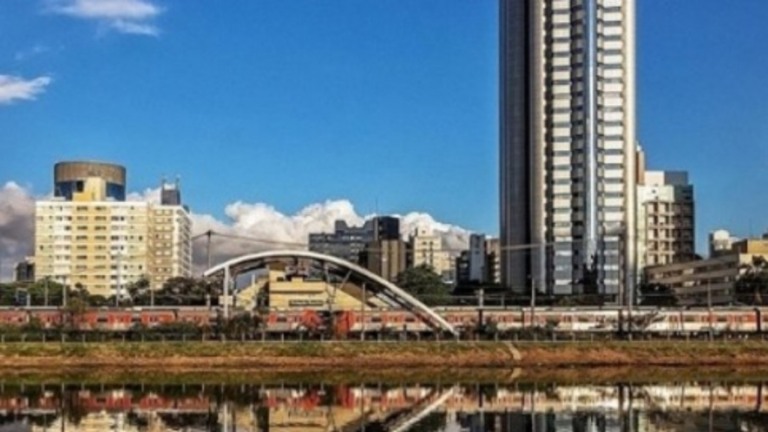 Céu aberto e chuvas isoladas ao entardecer nesta terça em São Paulo