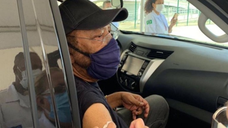 Martinho da Vila é vacinado contra Covid-19 no Rio de Janeiro