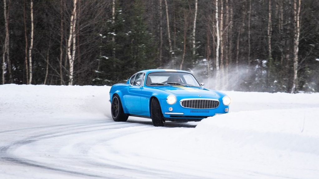 Volvo põe esportivo P1800 Cyan para andar de lado na neve