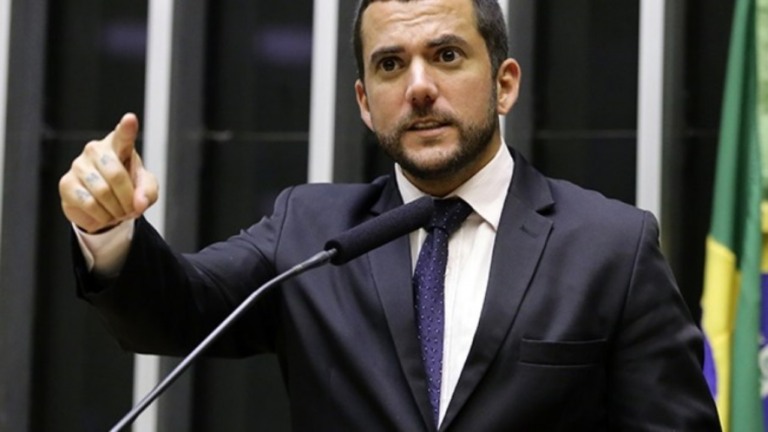 Deputado do PSL chama Moraes de "vagabundo" e "ditador" após prisão de colega