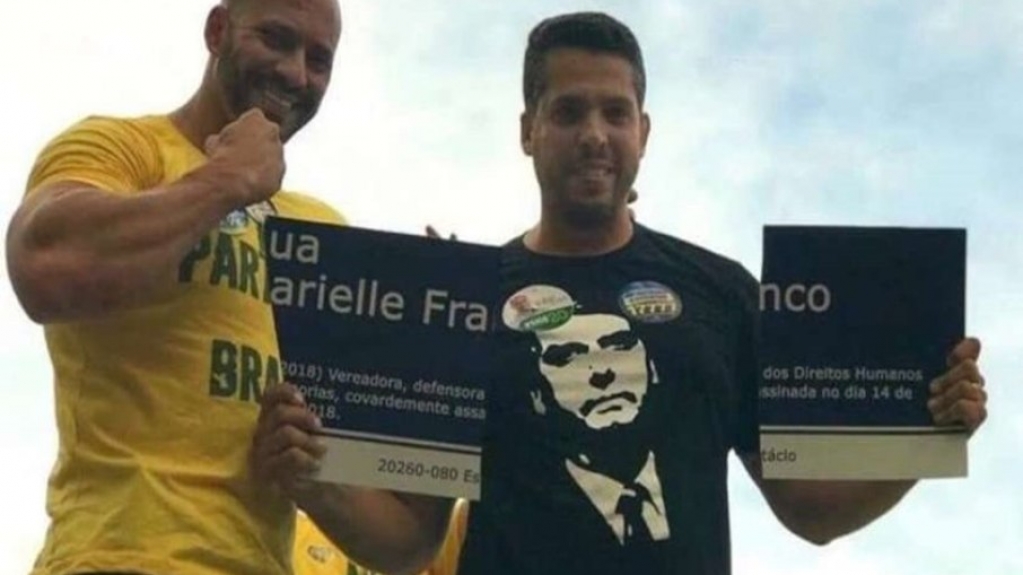 Daniel Silveira recebe visita de aliado que o ajudou a quebrar placa de Marielle Daniel Silveira recebe visita de aliado que o ajudou a quebrar placa de Marielle