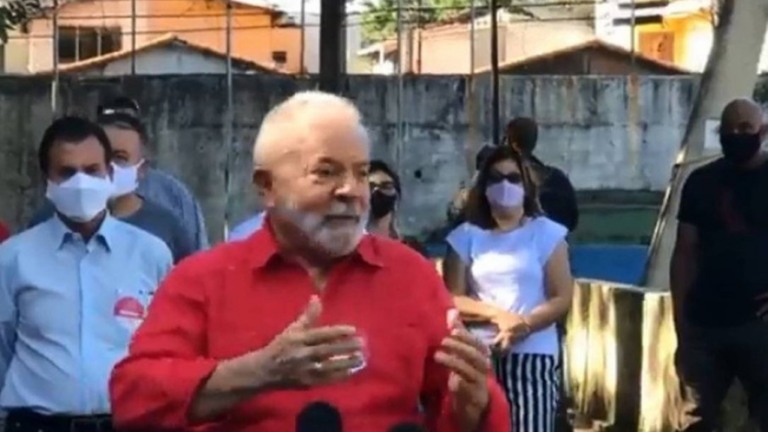 Lula diz que se coloca "à disposição para derrotar o bolsonarismo" em 2022