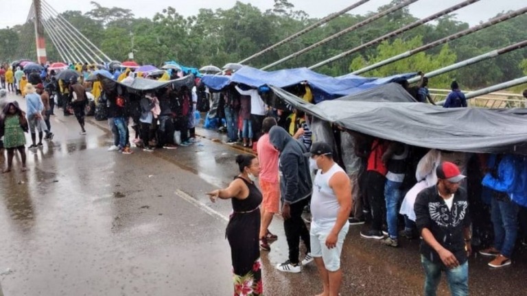 Com imigrantes impedidos de entrar no Peru, cidade do Acre decreta calamidade