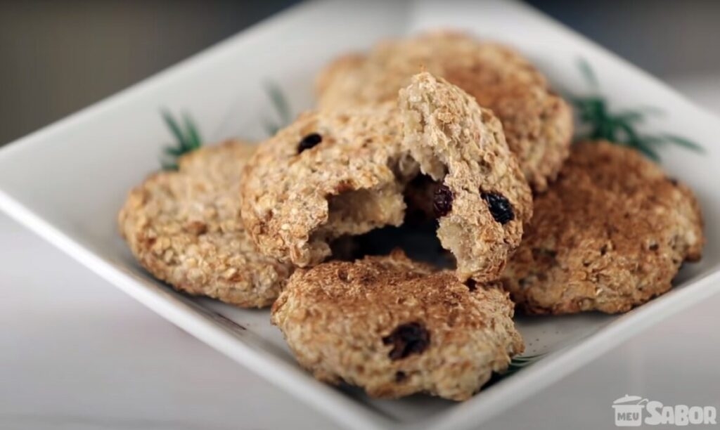 Aprenda a fazer deliciosas bolachinhas de banana e aveia! Ótima receita para servir para seus filhos ou para quem está de dieta!