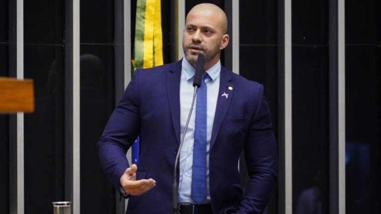 Deputado Daniel Silveira deve usar tornozeleira eletrônica e ter prisão aliviada