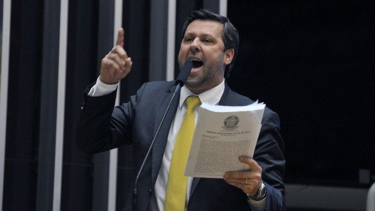 Lira escolhe relator favorável à prisão de Daniel Silveira; centrão deve manter