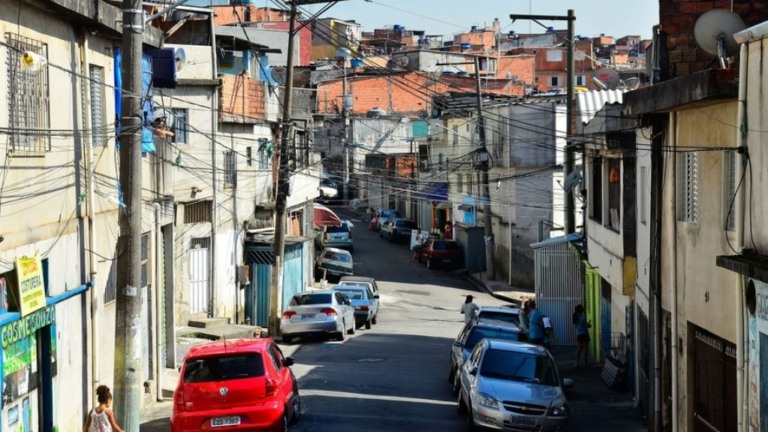 Estudo indica que vacinação em São Paulo deve priorizar periferia