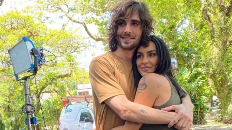 'BBB 21': Cleo rebate seguidor que a acusou de não criticar Fiuk