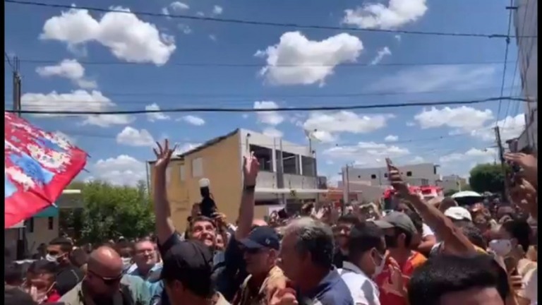 No Nordeste, Bolsonaro volta a causar aglomeração e critica "fica em casa"