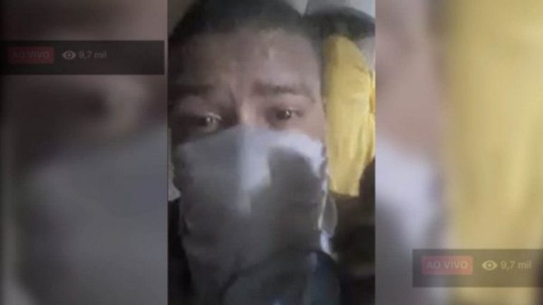 Vídeo: Presos se rebelam com forças de segurança e fazem live dentro do presídio
