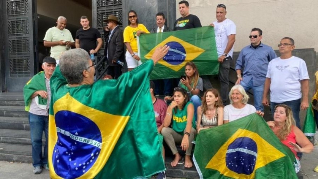 Apoiadores de Silveira ironizam imprensa e covid em frente a sede da PF no Rio Apoiadores de Silveira ironizam imprensa e covid em frente a sede da PF no Rio