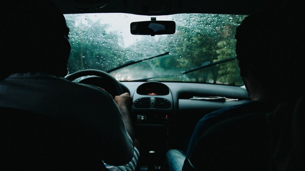 Viajar de carro na chuva: 5 dicas para evitar multas e acidentes