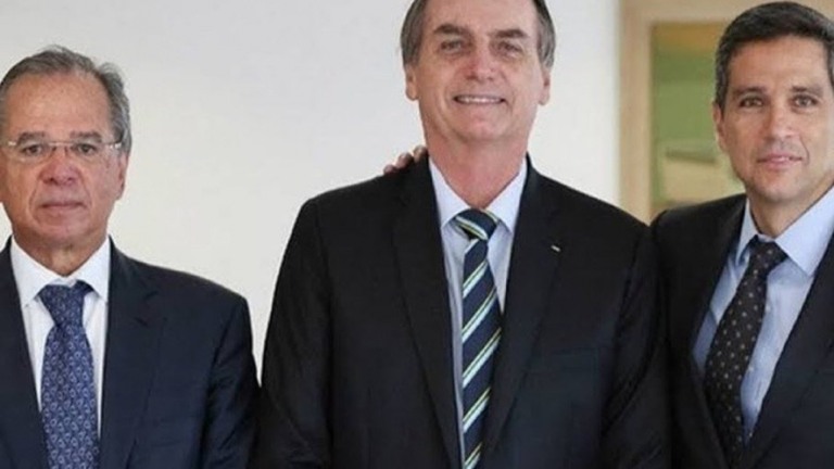 Bolsonaro anuncia que dará posse aos novos ministros nesta quarta-feira