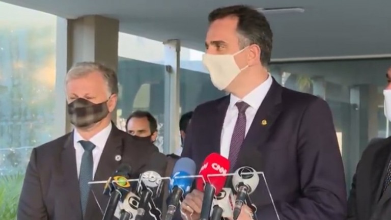 Iniciativa privada poderá negociar compra de vacinas contra Covid, diz Pacheco