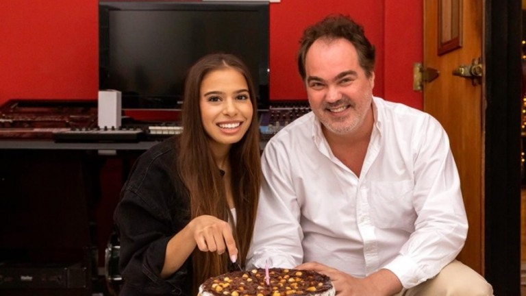 Emilia Pedersen faz aniversário e anuncia parceria com neto de Tom Jobim