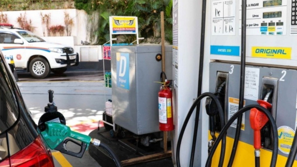 Bolsonaro critica fiscalização da gasolina pelo Inmetro; órgão responde