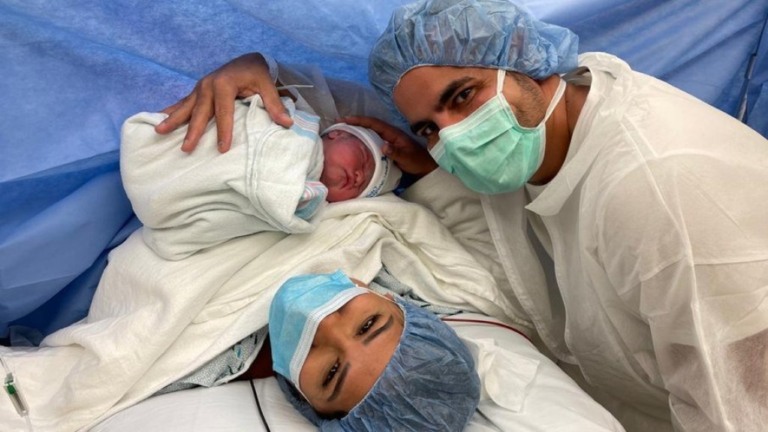 Simone e Kaká divulgam primeira foto do rosto de Zaya: "Felizes e muito bem"