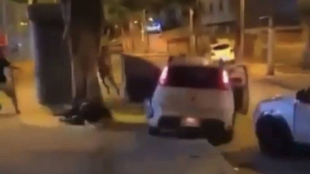 Rio: em alta velocidade, carro sobe em calçada e atropela duas pessoas; assista