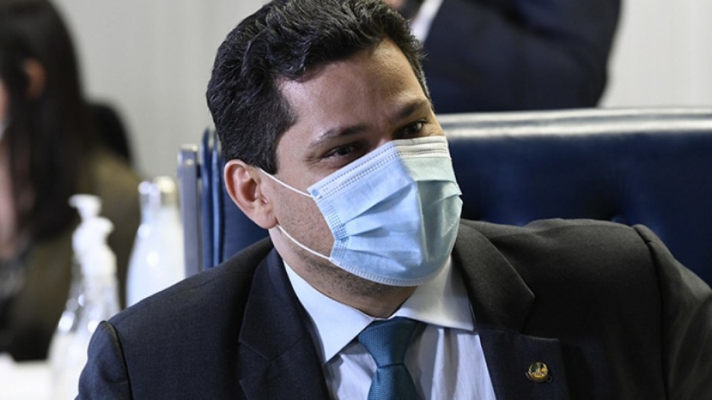 Davi Alcolumbre é eleito novo presidente da CCJ