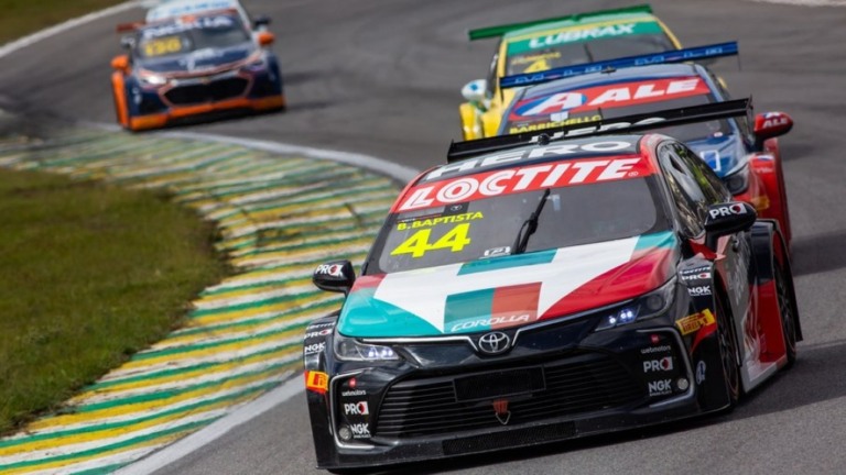 Piloto explica como é bem diferente guiar um carro de corrida