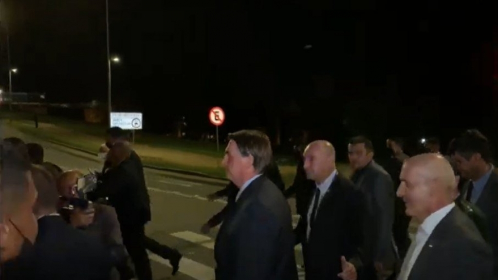 Bolsonaro e ministros vão a pé entregar proposta de privatização dos Correios