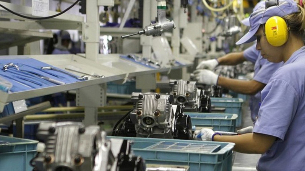 Indústria no Brasil contrata mais do que demite após 10 anos de saldo negativo
