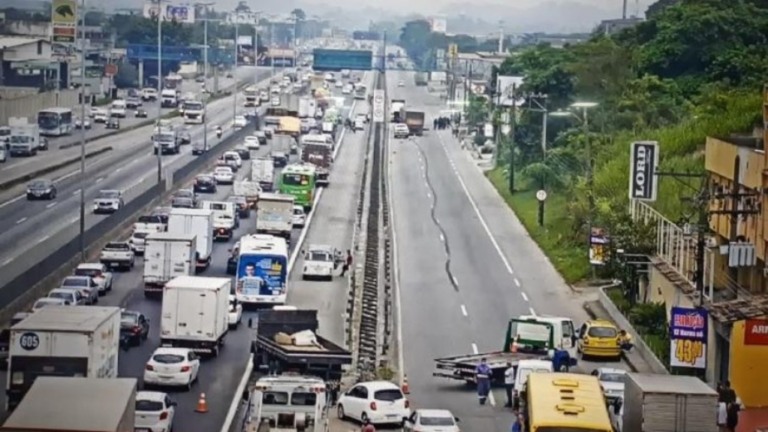 Carreta é roubada e troca de tiros deixa 2 mortos em rodovia do Rio de Janeiro