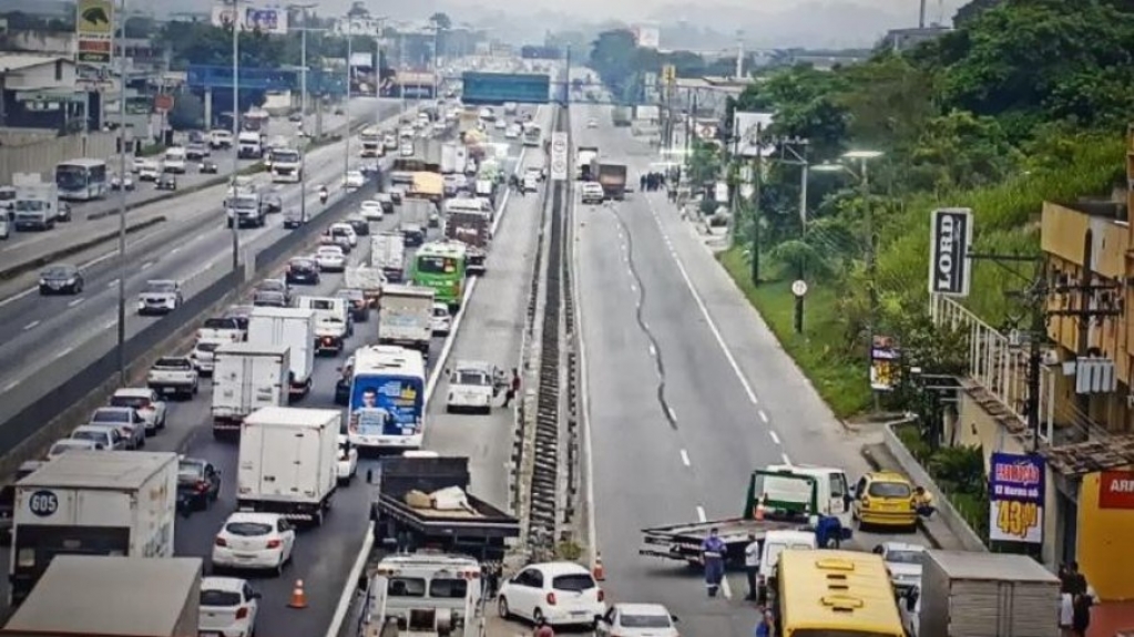 Carreta é roubada e troca de tiros deixa 2 mortos em rodovia do Rio de Janeiro