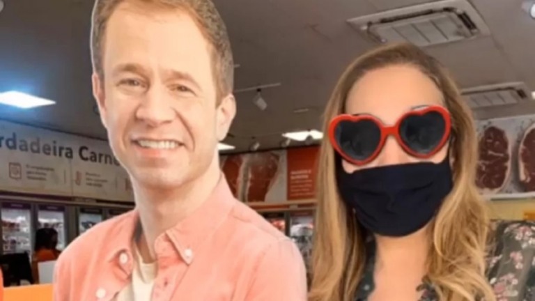 Sônia Abraão posa em foto com totem de Tiago Leifert: "Não ia perder a chance"